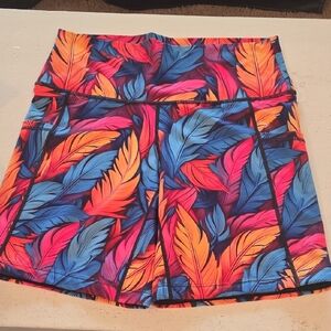 Constantly Varied Gear Multicolor Feather-Print Athletic shorts size small 7"